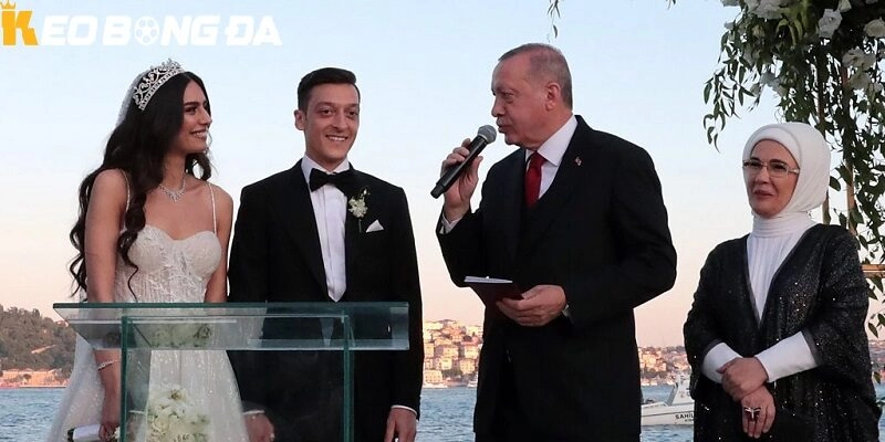 Mesut Özil kết hôn với người mẫu Amine Gulse năm 2019 và có một cô con gái